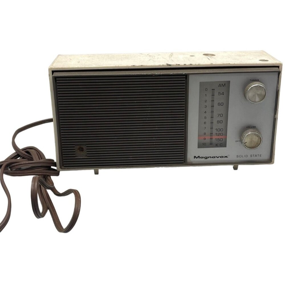 Vintage 60's Magnavox Ivory Solid State Transistor Radio R-10 Model 20R010 READ